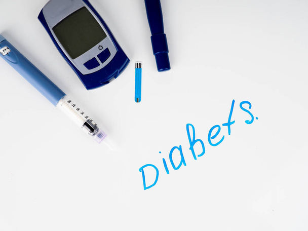 Η βελόνα της ένεσης ινσουλίνης ή πένα για χρήση από τους διαβητικούς, ινσουλίνη και glucometer. - Φωτογραφία, εικόνα