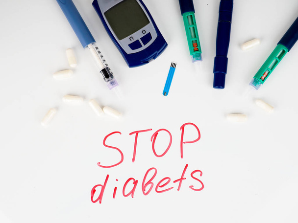 Голка для інсуліну або ручка для використання діабетиками, інсуліном та глюкометром
. - Фото, зображення