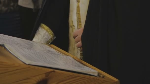 Ο ιερέας διαβάζει μια προσευχή στην εκκλησία. - Πλάνα, βίντεο