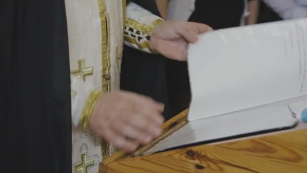 De priester leest een gebed voor in de kerk. - Video