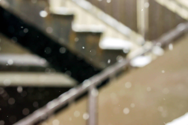 verschwommen und Bokeh Schnee mit defokussierter Seitenansicht des Gebäudes braune Treppe in der Wintersaison. - Foto, Bild