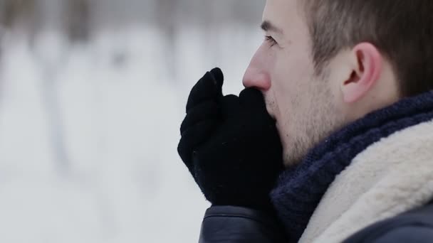 Jeune garçon en hiver à l'extérieur
 - Séquence, vidéo