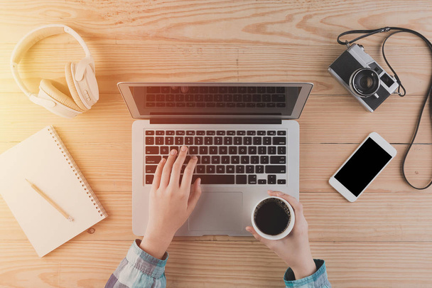 Mani femminili che utilizzano laptop e tazza di caffè dalla vista dall'alto. Nuove tendenze occupazionali digitali e nuovo concetto tecnologico
 - Foto, immagini