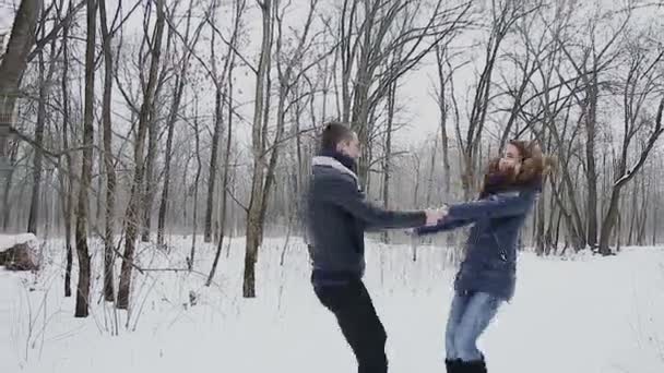 Chlap a dívka v zimě v parku - Záběry, video
