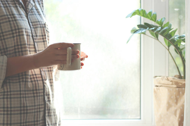 bir fincan çay ya da kahve pencere arka plan üzerinde kadın elinde. Sabah, pijama, minimalizm. Insta - Fotoğraf, Görsel