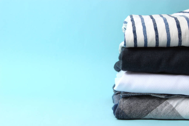 perfecta pila de ropa sobre un fondo de color. minimalismo
 - Foto, Imagen