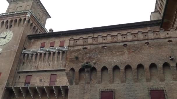 Ferrara, Italië: Este kasteel (Castello Estense) of castello di San Michele (St. Michael's kasteel) is middeleeuwse waterburcht. Het bestaat uit een groot blok met vier torens van de hoek. - Video