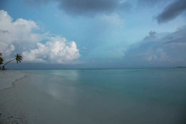 Дивовижні видом на тропічний пейзаж. Бірюзові води Індійського океану та Синє небо з білі хмари. Чудова природа фону. Мальдіви, Індійського океану. - Фото, зображення
