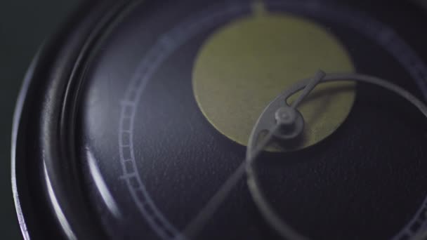 Μετρώντας το χρόνο μηχανισμός ρολόι vintage, vintage ρολόι, γήινη τροχιά και Σελήνη στο ρολόι - Πλάνα, βίντεο