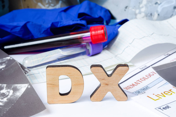 Akronim DX lub skrót od diagnostyki medycznej - proces określania rodzaju choroby na podstawie skarg i objawy. Litery oznaczają Dx w pobliżu zestaw narzędzi i testy medyczne: stetoskop, EKG - Zdjęcie, obraz