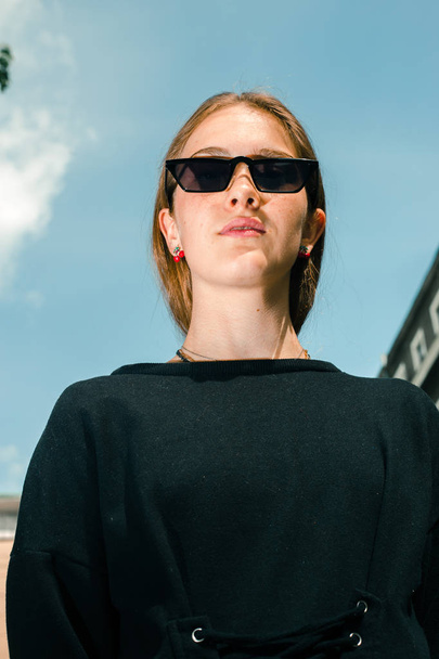 Стильная и модная девушка в очках на городской улице
 - Фото, изображение