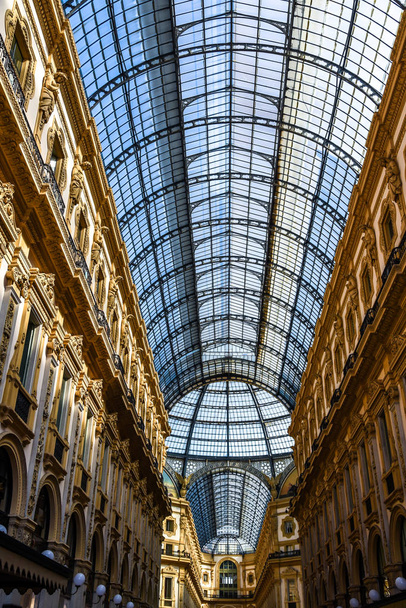 Arquitetura interior histórica da Galeria Vittorio Emanuele II na Piazza del Duomo (Praça da Catedral) em Milão. Viajar e fazer compras em um dos shoppings mais antigos do mundo
. - Foto, Imagem