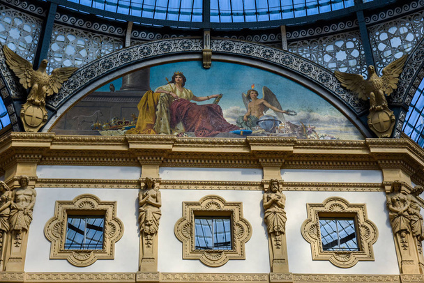 Historyczna architektura wnętrz Galeria Vittorio Emanuele II na Piazza del Duomo (Plac Katedralny) w Mediolanie. Podróży i zakupy w jednym z najstarszych centrów handlowych na świecie. - Zdjęcie, obraz