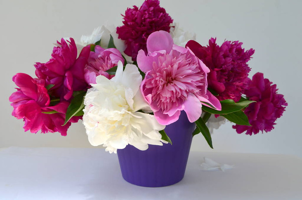 Bouquet con peonie rosa e cremisi
 - Foto, immagini