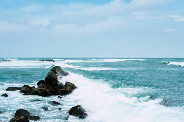 Błękitny ocean, Tropikalna wyspa piękna, plaży krajobraz, łodzi rybackich w przezroczysty niebieski ocean, świeże zielone palmy, Podróże i turystyka pojęcie Mirisa Sri Lanka - Zdjęcie, obraz