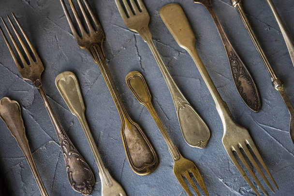 Flatlay met vintage vorken op concrete achtergrond met kopie ruimte - Foto, afbeelding
