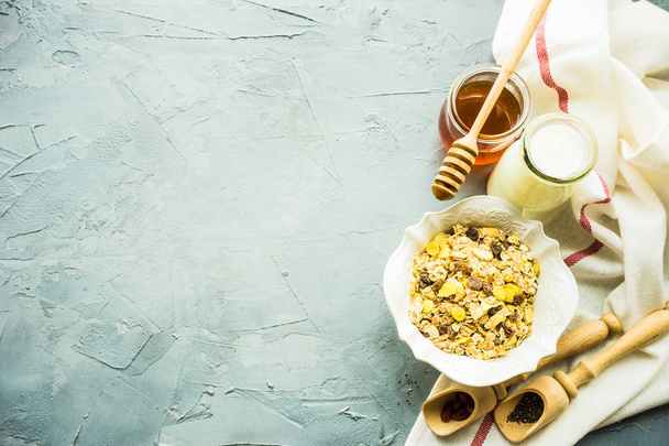 Sano concetto di colazione veloce con farina d'avena, superfood, miele e latte su sfondo rustico con spazio copia
 - Foto, immagini