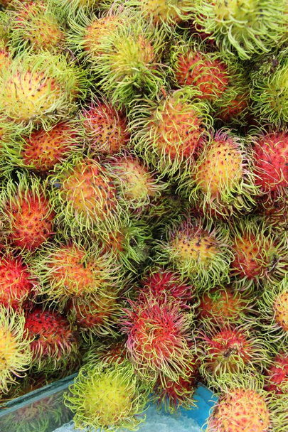 Makeat hedelmät rambutan herkullista markkinoilla
 - Valokuva, kuva