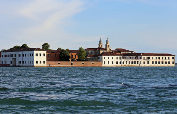 pequena ilha chamada San Servolo perto de Veneza, na Itália. Os edifícios eram um velho manicómio usado pelos venezianos
 - Foto, Imagem
