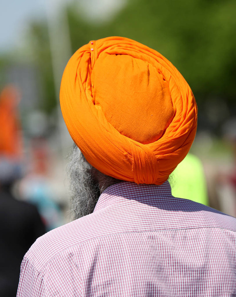 viejo hombre skih con turbante naranja y barba larga durante el rito religioso
 - Foto, Imagen