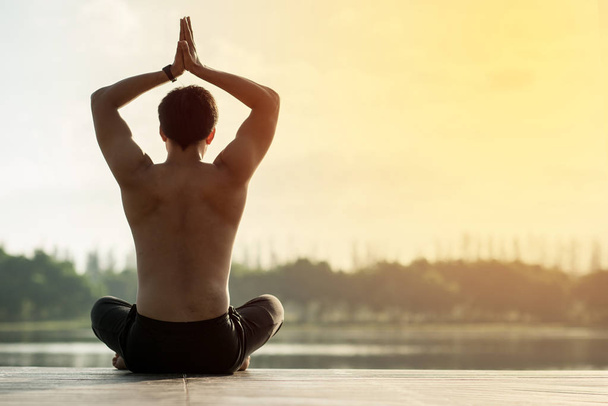 Jeune homme yoga en plein air.relax dans la nature
 - Photo, image