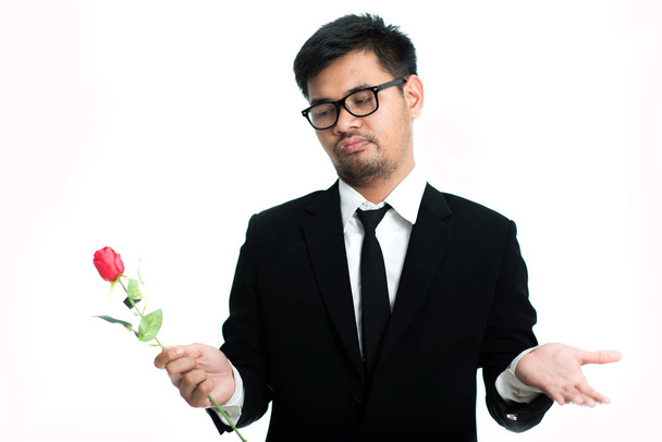 πορτρέτο ενός επιχειρηματία συγγνώμη, ανθρώπινο συναίσθημα του προσώπου έκφραση συναισθημάτων με εκμετάλλευση ψεύτικο λουλούδι - Φωτογραφία, εικόνα