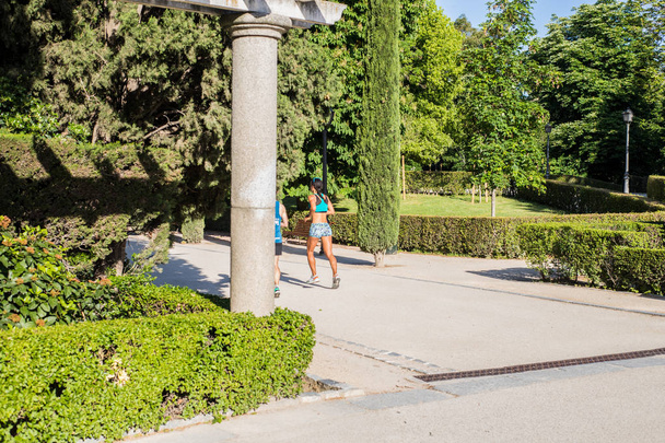 gente corriendo por el parque en un día soleado
 - Foto, Imagen