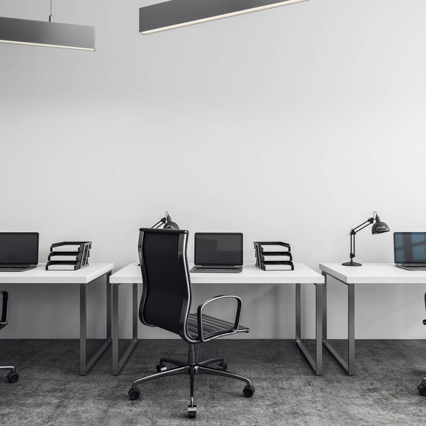 コンクリートの壁に職場でコピー スペースを白いオフィス インテリア。3 d レンダリングを模擬  - 写真・画像