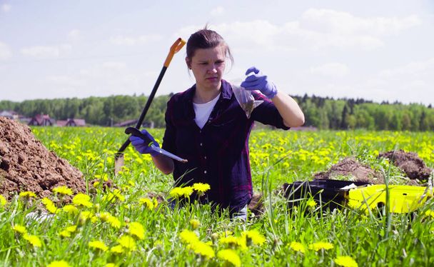 Ekolog naukowiec na łące pobierania próbek gleby - Zdjęcie, obraz