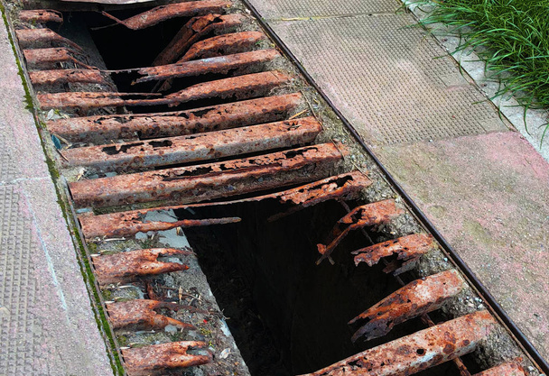 régi és rozsdás korhadt utcai fémnyél rács szoros perspektíva - Fotó, kép