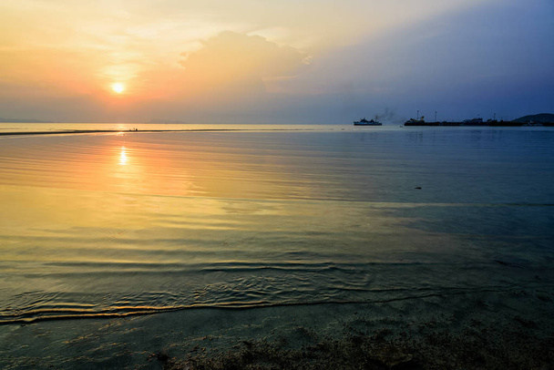 Krásná příroda krajina Nathon Pier a lodi na moři. A barevné západu slunce na obloze v Nathon Beach Viewpoint, ostrov, Surat Thani, Thajsko Ko Samui - Fotografie, Obrázek