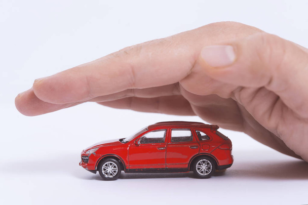 Concepts d'assurance auto (automobile) et de dispense de dommages par collision. Homme d'affaires avec geste protecteur
 - Photo, image