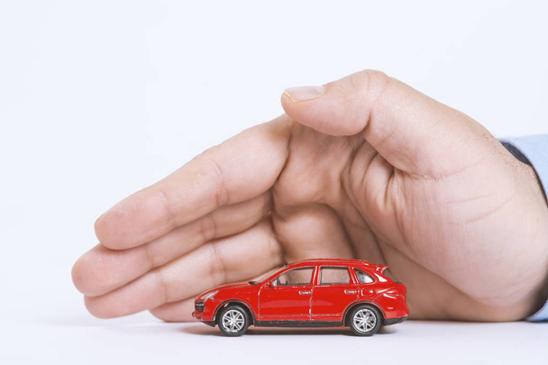 Ubezpieczenie samochodu (samochodowe) i kolizji uszkodzić zrzeczenia się pojęcia. Biznesmen z gest ochronny - Zdjęcie, obraz
