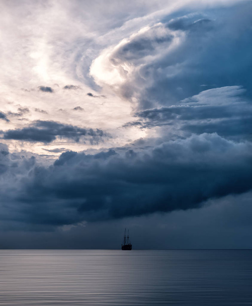 Fırtına bulutları gemi üzerinde - Fotoğraf, Görsel