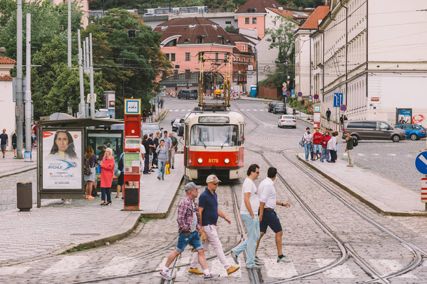 Прага, Чеська Республіка - 25 липня 2017: Червоний трамваїв на старовинних вулиць столиці Чехії Празі. Громадський транспорт в європейських Старого міста. Подорож через історична пам'ятка - Фото, зображення