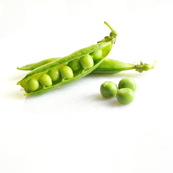 Сирі стиглі горохові горіхи з круглим насінням ізольовані на білому тлі
 - Фото, зображення