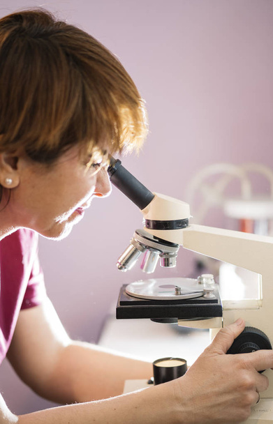 Femme avec microscope, prête à l'emploi
 - Photo, image