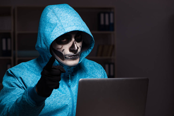 Assustador hacker hacking firewall de segurança no final do escritório - Foto, Imagem