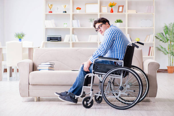 Nuori opiskelija pyörätuolissa vammaisuuden käsitteessä - Valokuva, kuva