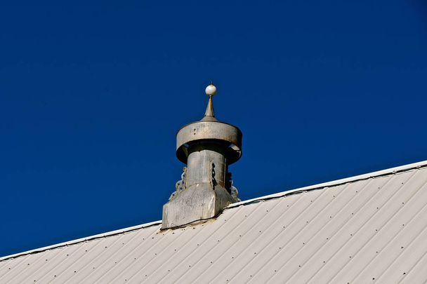 Yeni bir metal çatılı ahır üzerinde eski bir Batı kubbe - Fotoğraf, Görsel