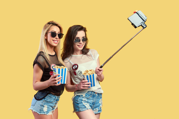 Women taking selfie with popcorn - Valokuva, kuva