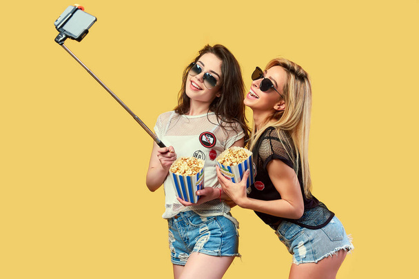 Women taking selfie with popcorn - Фото, зображення