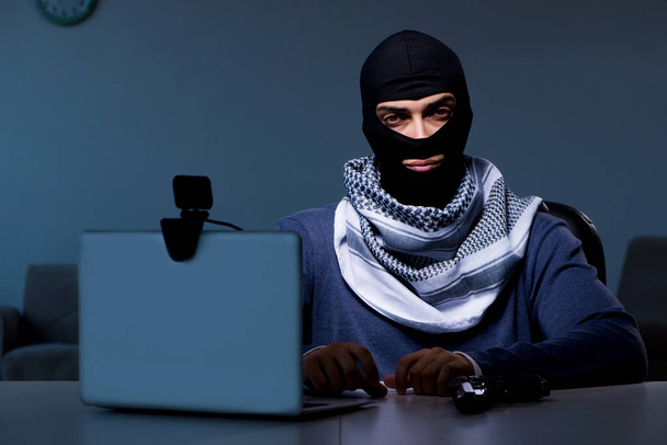 Hacker na sobě balaklava maska hacking počítač - Fotografie, Obrázek
