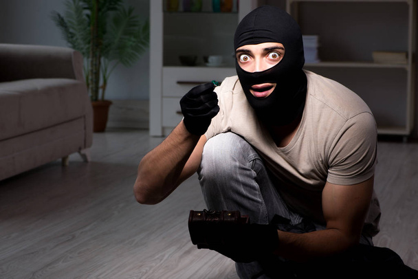 Бурґлар у балаклавській масці на місці злочину
 - Фото, зображення