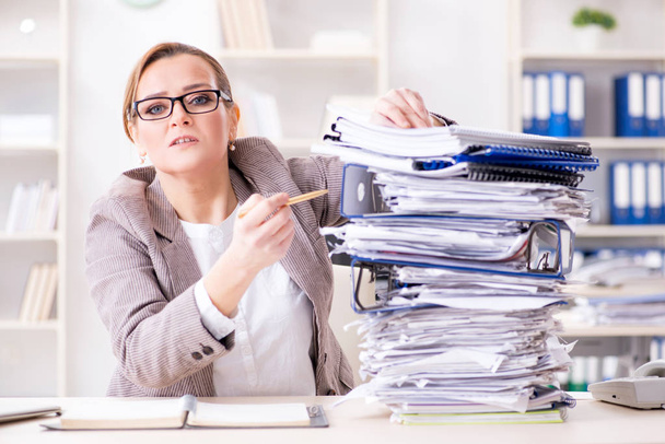 Businesswoman very busy with ongoing paperwork - Zdjęcie, obraz