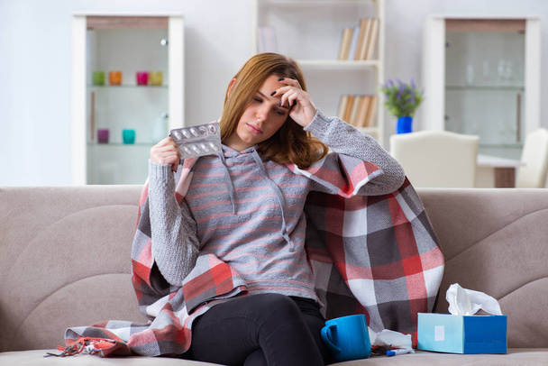 Mulher doente que sofre de gripe em casa - Foto, Imagem