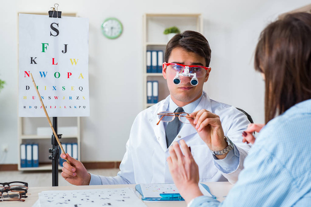 Médico con paciente en examen ocular - Foto, Imagen