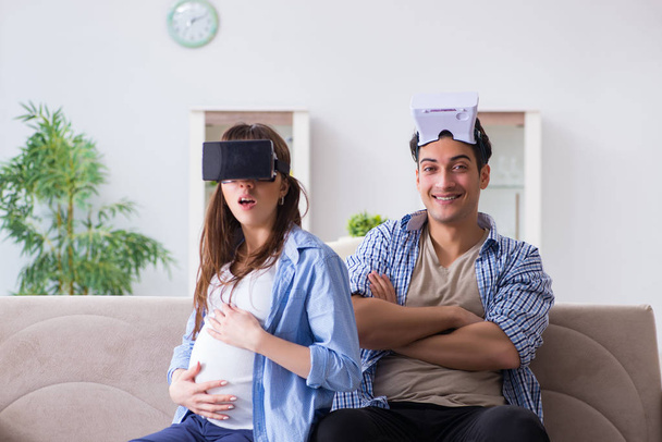Young couple trying virtual reality glasses goggles - Fotoğraf, Görsel