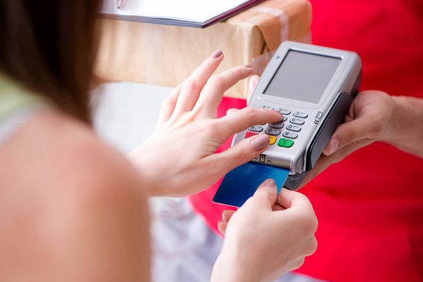 Entrega de encomendas sendo paga com pos e cartão de crédito - Foto, Imagem