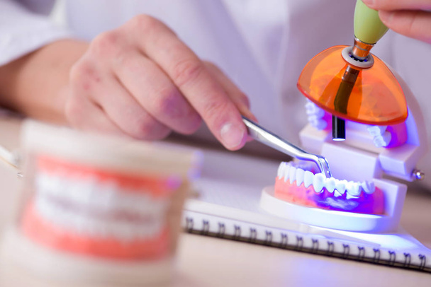 Dentista trabalhando implante de dentes em laboratório médico - Foto, Imagem